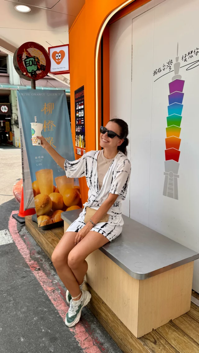 🇹🇼 Bubble tea prosto z Tajwanu – miejsca, gdzie wszystko się zaczęło!🧋 Ale czy lokalna herbata z kulkami z tapioki smakuje lepiej niż ta, którą znamy z Europy? Tego nie wiem, ale ta jest doskonała 🫠
Nie sieciówka, nie Instagramowy hit, ale… właśnie takie miejsca tworzą prawdziwy klimat Tajwanu 🇹🇼🧋 Plum Rabbit (梅子兔) – mały lokal z bubble tea w jednej z bocznych uliczek Tajpej. 

📎 Zapisz na przyszłość  📍7, Lane 50, Xining South Rd, Taipei

Spróbował(a)byś? Czy masz swoją ulubioną wersję?
 💬 Daj znać w komentarzu, jakie bubble tea TY polecasz!

🔑 
bubble tea, Tajwan, milk tea, recenzja napoju, tapioka, street food Tajwan, tajwańska herbata, podróże kulinarne, co jeść na Tajwanie, food review

🏷️ 
#BubbleTea #MilkTea #TaiwanFood #TajwanNaTalerzu #FoodReview #TeaTime #AsianDrinks #CulinaryTravel #FoodieOnTour #BubbleTeaLover #Tapioka
#HiddenGemsTaipei #BubbleTeaHunt #PlumRabbitTea #TaipeiEats #BubbleTeaTime #LocalFoodTaiwan #TeaLover #StreetFoodTaipei #TravelWithTaste #FoodieTravel #AsianDrinks #TaiwanBubbleTea #梅子兔