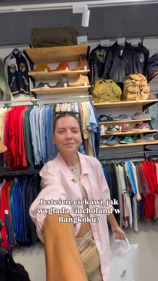 🛍️ Ubrania z domów mody w sercu Tajlandii? TAK! Odkryj kultową sieć 2nd STREET Thailand, gdzie oryginalne perełki i klasyki od Gucci, Prada, Dior, Louis Vuitton czy Comme des Garçons znajdziesz w niższej cenie 💸

Pokazuję Wam moje top znaleziska – sprawdzam ceny, metki i stan – czasem wyglądają jak nowe!

🌏 Jeśli lubisz modę z drugiej ręki i luksusowe marki, ubrania vintage, to miejsce musisz odwiedzić!

📍 Lokalizacja? W każdej większej galerii handlowej – a wybór jest ogromny 🛍️

📹 Które z tych rzeczy zabrał(a)byś do domu? 👜👞

PS. Ile ja bym za to miała lotów 😅😀 dlatego wybieram swoje priorytety 🌏✈️

—

#2ndStreetThailand #SecondHandLuxury #BangkokShopping #LuxuryForLess #VintageFashion #ThriftFinds #LuxuryThrift #PrelovedFashion #GucciThailand #PradaThrift #FashionFinds #BangkogCiucholand #SecondHandStyle #EcoFashion #SlowFashionMovement #LuxuryOnABudget #ZrównoważonaModa #ModaZDrugiejRęki