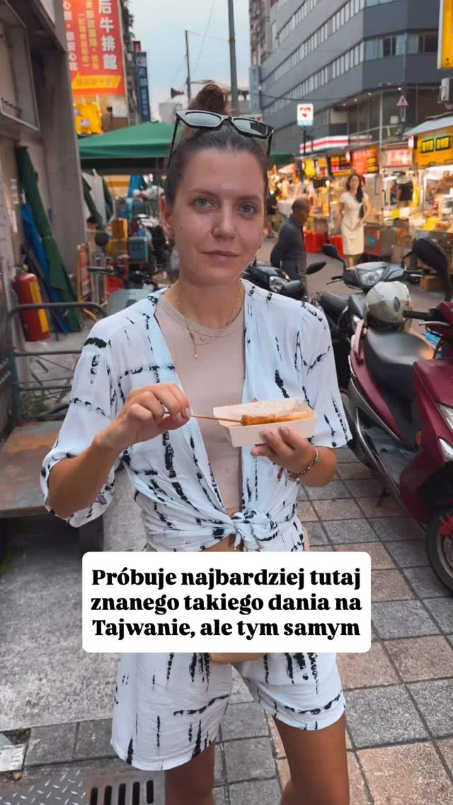 Stinky tofu – kultowy przysmak z Tajwanu, który pachnie: no cóż, naprawdę intensywnie 😷 Ale mówią, że im gorzej pachnie, tym lepiej smakuje! 🫣
Próbowałam go pierwszy raz i... nie wiem, czy jestem fanką czy ofiarą eksperymentu 😂

Zobacz moją reakcję i powiedz mi: spróbował(a)byś?

📍Spróbowane na night markecie w Tajpej 🇹🇼
📲 Oznacz znajomego, który by to zjadł! 🙌

🔑 
stinky tofu, tajwańska kuchnia, street food, egzotyczne jedzenie, pierwszy raz, food challenge, azjatyckie smaki, ciekawostki kulinarne

🏷️ 
#StinkyTofu #StreetFoodChallenge #TajwanNaTalerzu #EgzotyczneJedzenie #FoodieAdventures #JedzenioweWyzwanie #PierwszyRaz #KuchniaAzji #OdważSięSpróbować #ReakcjaNaJedzenie